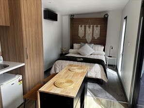 1 bedroom, bed sheets