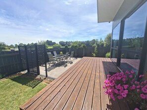 Outdoor dining - The Ngaroto Nest (Te Awamutu)