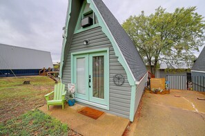 A small, single-story house with a sloped roof and a front porch. - Cozy Cabin w/ Deck & Boat Launch Access in Lampe! (Lampe)