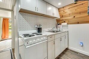 Frigorífico, microondas, placa de cocina y cafetera o tetera