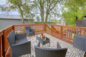 A deck with wicker furniture, a small table, and a view of a body of water. - Cozy Cabin w/ Deck & Boat Launch Access in Lampe! (Lampe)