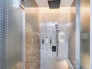 Kostenlose Toilettenartikel, Haartrockner, Handtücher, Seife