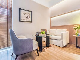 โต๊ะทำงาน, พื้นที่ทำงานแบบใช้แล็ปท็อป, Wi-Fi ฟรี