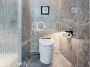 Amenidades de baño gratuitas, secadora de cabello, toallas, jabón