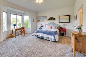 3 bedrooms, desk, Internet, bed sheets - Pet-Friendly Longmont Home w/ McIntosh Lake Access (Longmont)