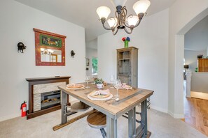 Dining - Pet-Friendly Longmont Home w/ McIntosh Lake Access (Longmont)
