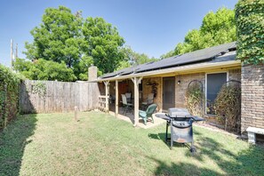 A backyard with a covered patio, a barbecue grill, and a wooden fence. - 4 Blocks to AT&T Stadium: 'Entertainment Central!' (Arlington)