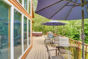 Outdoor dining - Game Room, Hot Tub! Year-Round Dover Retreat (West Dover)