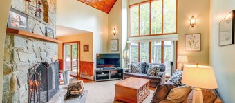 Game Room, Hot Tub! Year-Round Dover Retreat