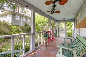Terrace/patio - Charming Victorian Farmhouse on Historic Main St (Trappe)