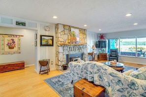 TV, fireplace, books - Across Water From Belfair SP: Hood Canal Cottage! (Belfair)