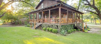 Private Pool: Fun Riverfront Retreat in Hamilton!