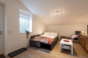 1 bedroom, bed sheets