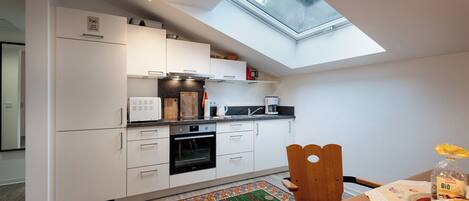 ثلاجة، ميكروويف، فرن، موقد طهي مسطح