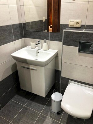 Dusch, hårtork, handdukar och tvål