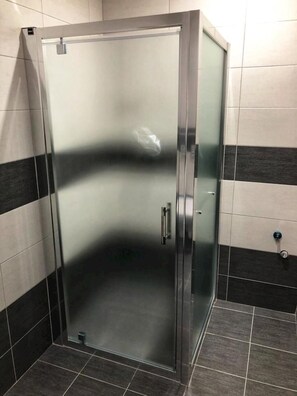 Dusch, hårtork, handdukar och tvål