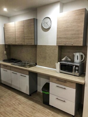 Micro-ondes, four, plaque de cuisson, lave-vaisselle