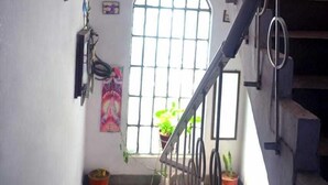 Un escalier avec des rampes en métal menant à une porte dotée d’une grande fenêtre.
