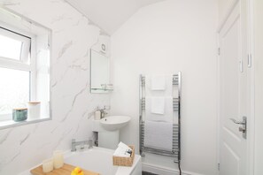 Asciugacapelli, asciugamani, sapone, shampoo