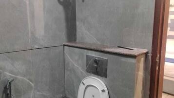Deluxe dubbelrum - utsikt mot floden | Badrum | Badkar/dusch, gratis toalettartiklar, handdukar och tvål