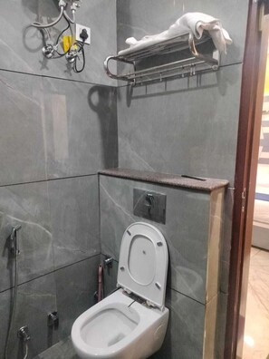 Kamar Double Deluks, pemandangan sungai | Kamar mandi | Kombinasi shower/bathtub, perlengkapan mandi gratis, handuk, dan sabun