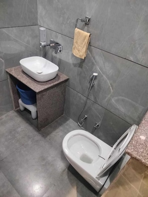 Deluxe Double Room, River View | Bathroom | Combined shower/bathtub, free toiletries, towels, soap