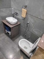 Bañera con ducha, artículos de tocador gratuitos, toallas, jabón