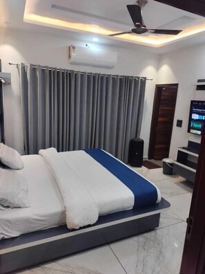 Deluxe Double Room, River View | Desk, laptop workspace, free WiFi - Hotel River View Panipat (Panipat)
