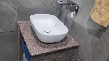 Habitación Deluxe doble, vistas al río | Baño | Ducha y bañera combinadas y artículos de higiene personal gratuitos