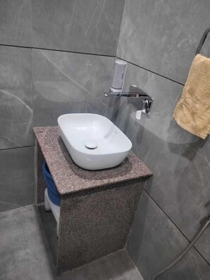 Habitación doble Deluxe, vista al río | Baño | Tina con regadera, amenidades de baño gratuitas, toallas, jabón