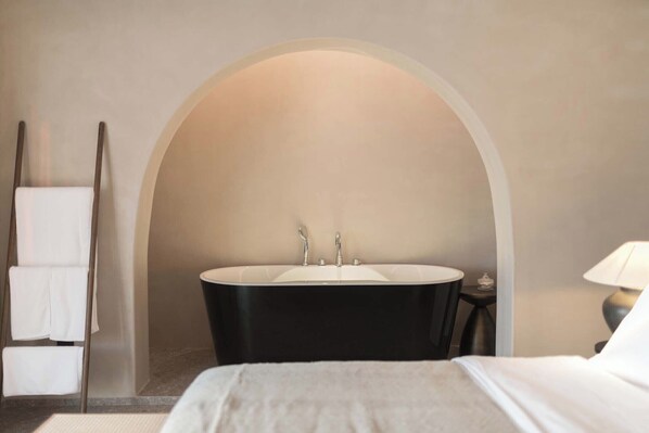 Classic Double Room, Sea View | Bathroom | Separate tub and shower, rainfall showerhead, free toiletries