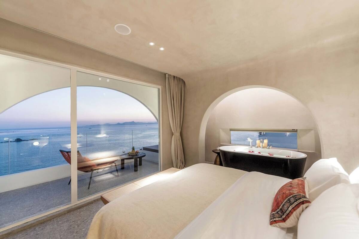 Luxury Double Room, Sea View | Premium bedding, minibar, individually decorated, individually furnished