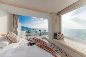 Habitación romántica doble, vistas al mar | Ropa de cama de alta calidad, minibar, decoración individual