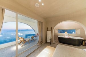 Design Double Room, Sea View | Premium bedding, minibar, individually decorated, individually furnished
