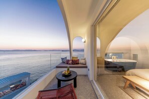 Luxury Double Room, Sea View | Premium bedding, minibar, individually decorated, individually furnished - Miyue shenzhen Santorini Sea View Resort (Shenzhen)