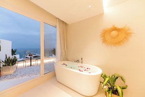 Chambre Double Exclusive, vue mer | Salle de bain | Baignoire et douche séparées, douche à « effet pluie »