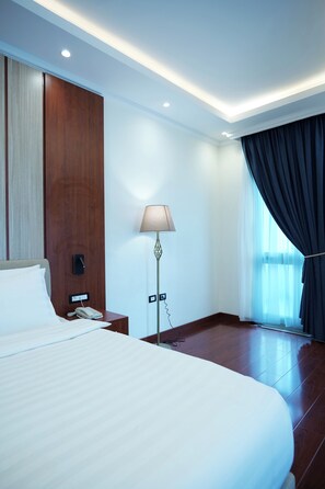 Business Room, 1 King Bed, Balcony, City View | Terrace/patio - Crescent International Hotel (Addis Ababa)