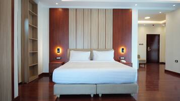 Minibar, in-room safe, desk, laptop workspace