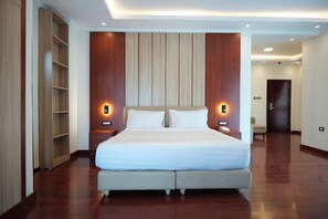 Minibar, in-room safe, desk, laptop workspace - Crescent International Hotel (Addis Ababa)