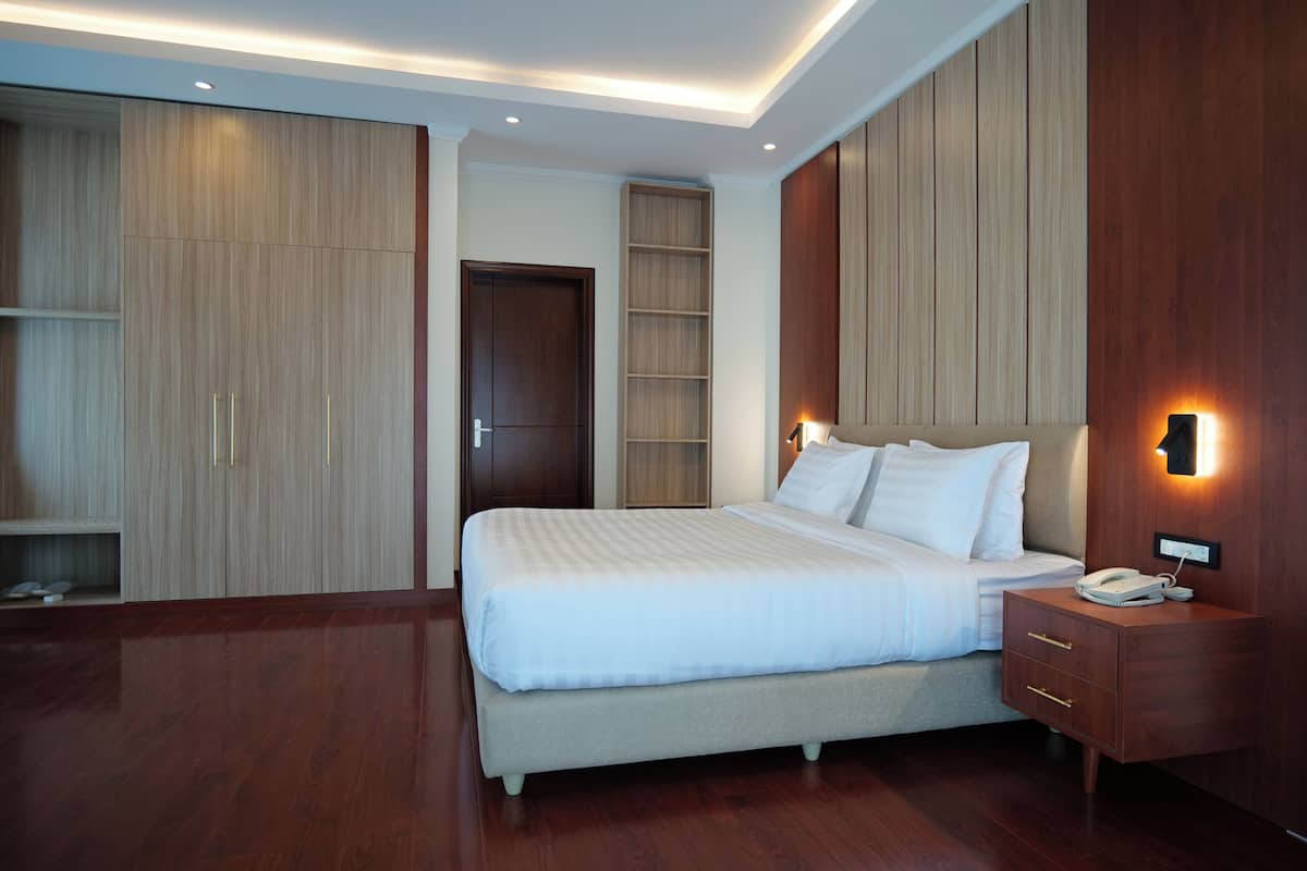 Down comforters, pillowtop beds, minibar, in-room safe