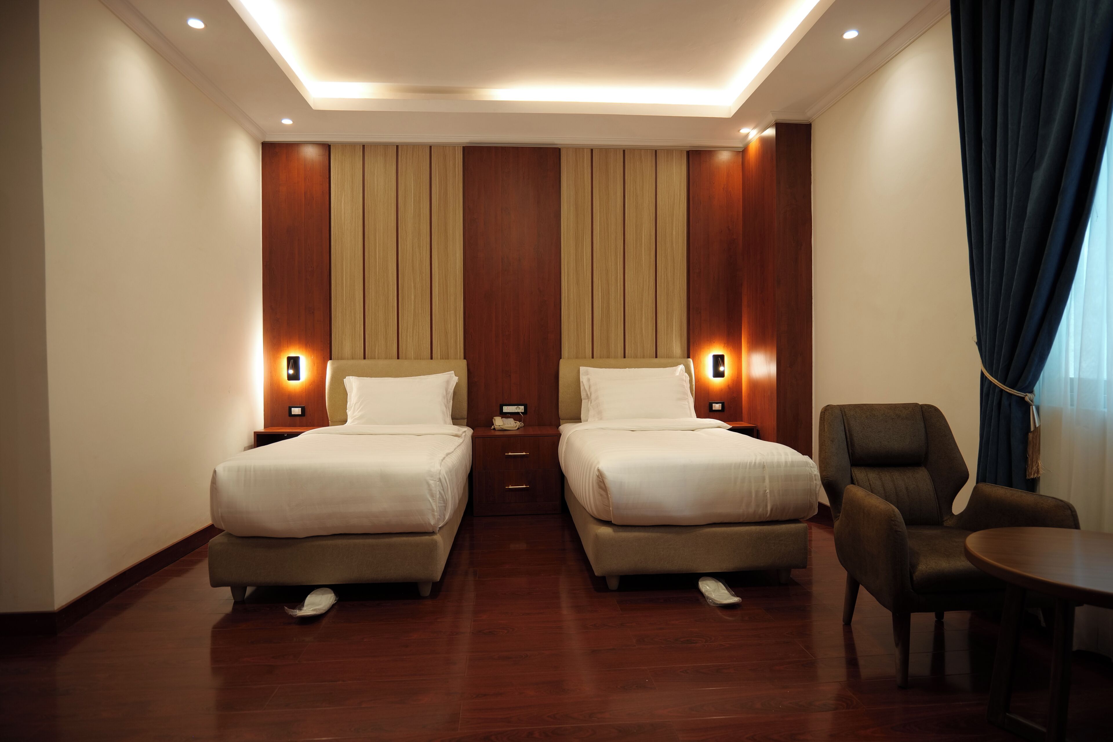 Junior Twin Room, 2 Twin Beds | Minibar, in-room safe, desk, laptop workspace