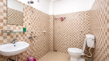 Deluxe Quadruple Room | Bathroom