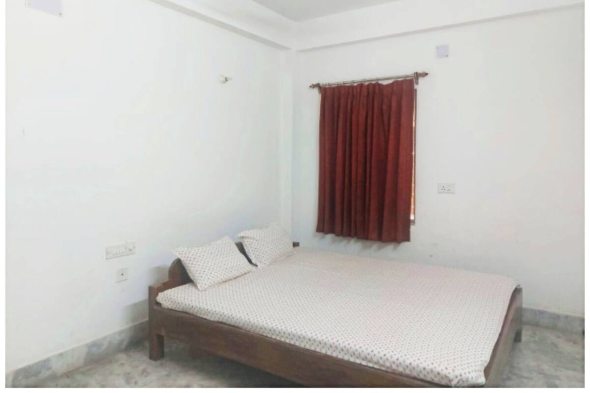 Standard Double Room | Hypo-allergenic bedding, desk, soundproofing, free WiFi