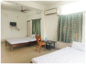 Deluxe Quadruple Room | Hypo-allergenic bedding, desk, soundproofing, free WiFi
