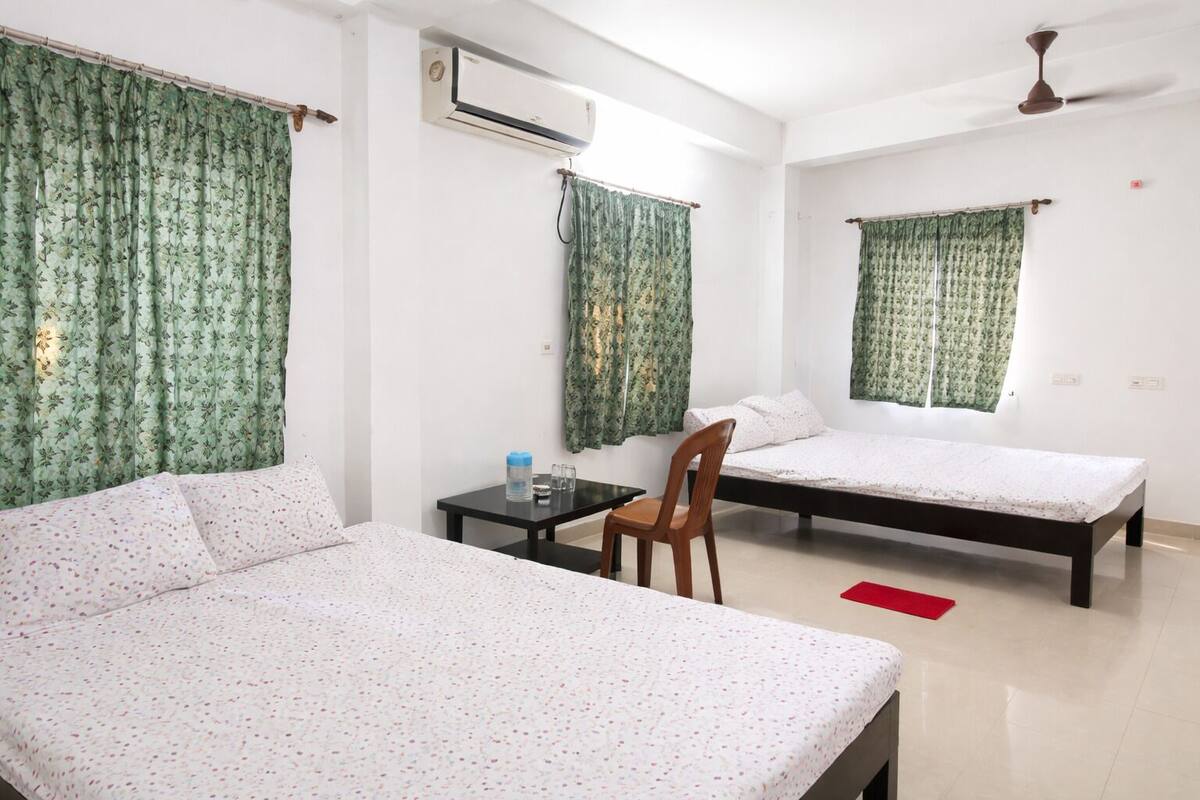 Habitación cuádruple Deluxe | Ropa de cama hipoalergénica, escritorio, insonorización y wifi gratis