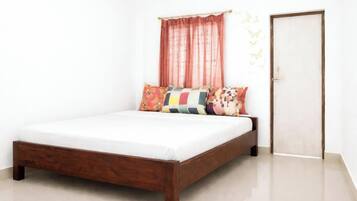 Hypo-allergenic bedding, desk, soundproofing, free WiFi