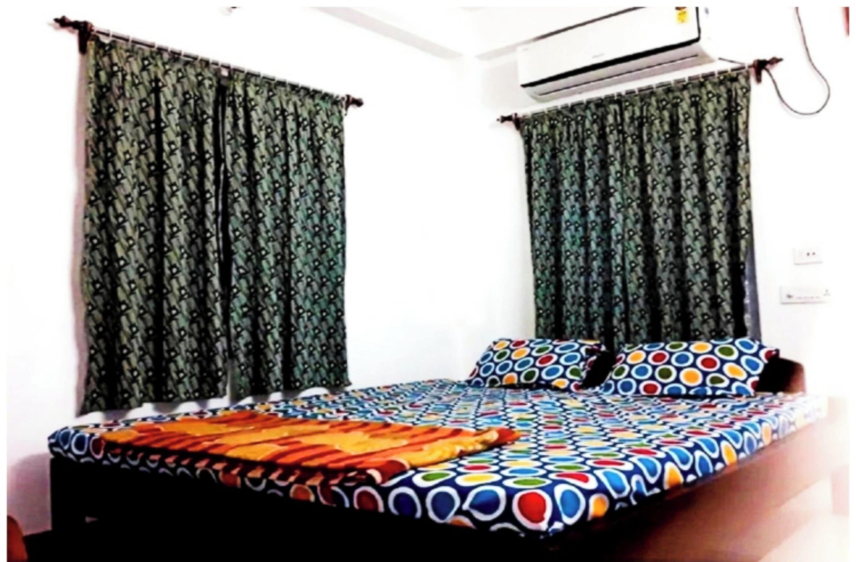 Hypo-allergenic bedding, desk, soundproofing, free WiFi