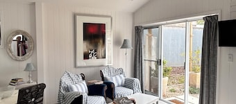 Hamptons style, studio retreat with light continental breakfast included