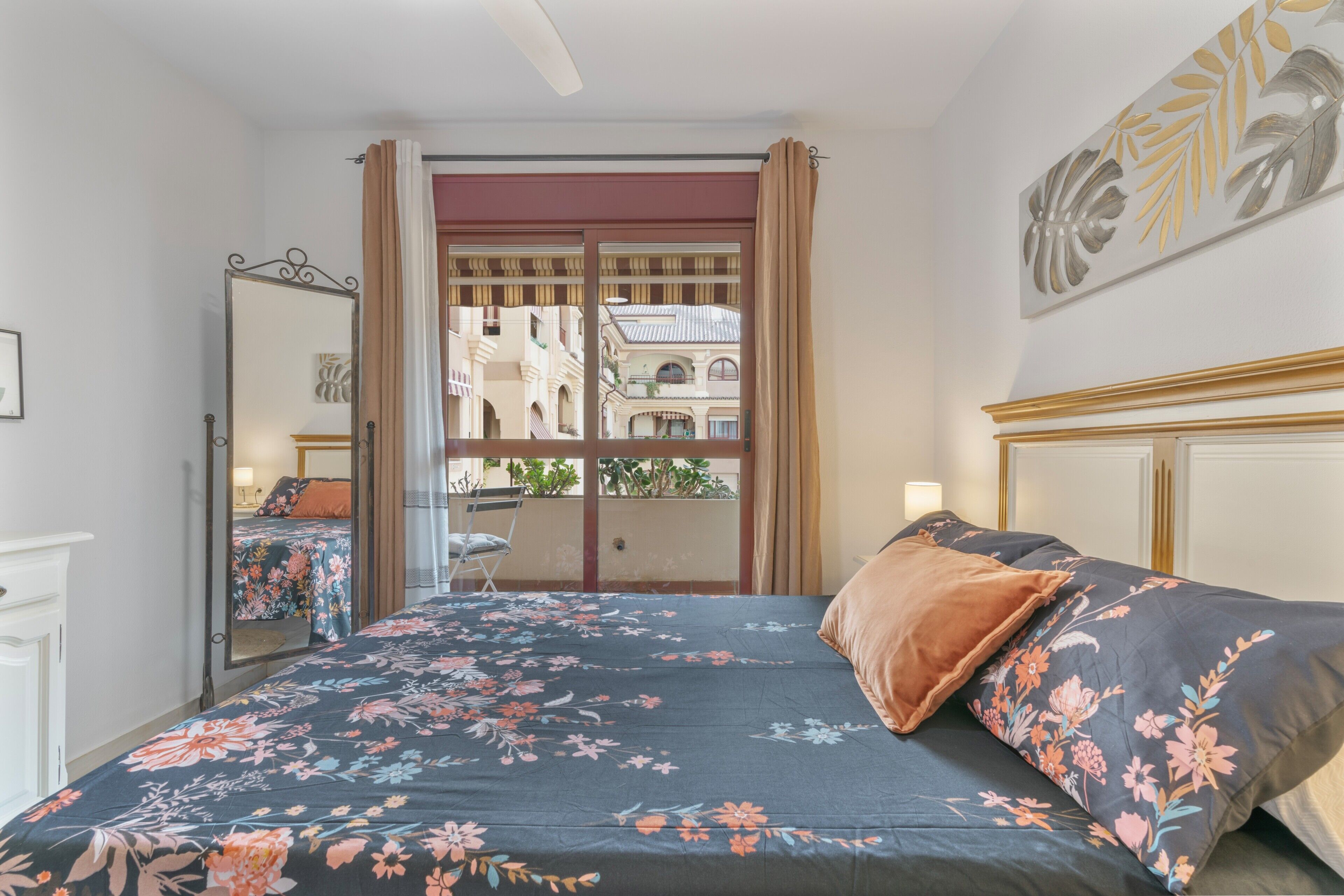 1 slaapkamer, een strijkplank/strijkijzer, wifi, beddengoed