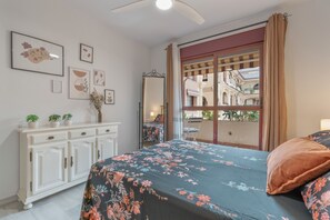 1 dormitorio, tabla de planchar con plancha, wifi y ropa de cama